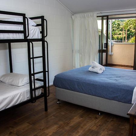 Colonial Court Beachfront Motel & Holiday Stay Airlie Beach Exterior foto