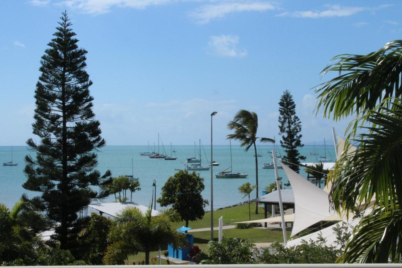Colonial Court Beachfront Motel & Holiday Stay Airlie Beach Exterior foto
