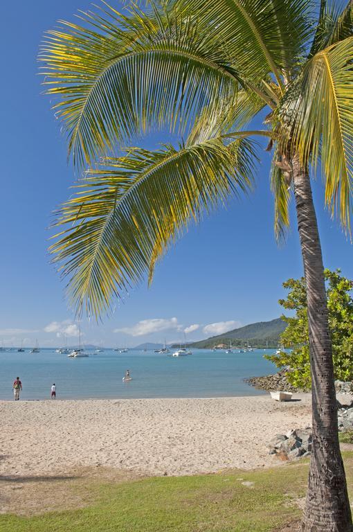 Colonial Court Beachfront Motel & Holiday Stay Airlie Beach Exterior foto
