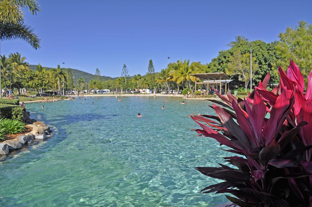 Colonial Court Beachfront Motel & Holiday Stay Airlie Beach Exterior foto