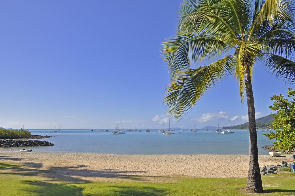 Colonial Court Beachfront Motel & Holiday Stay Airlie Beach Exterior foto