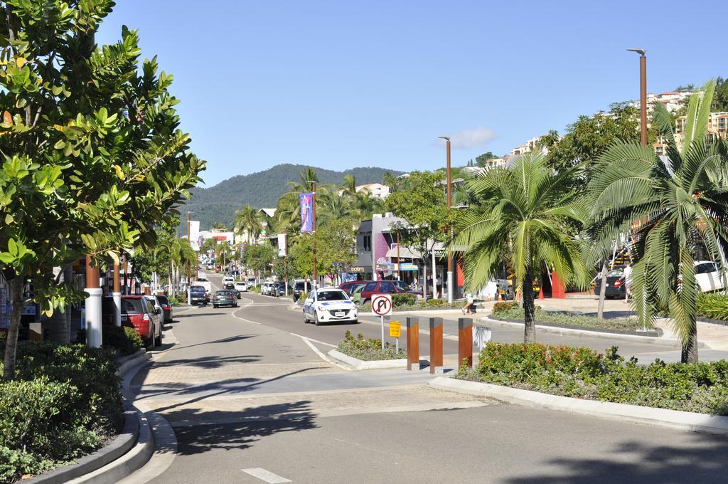 Colonial Court Beachfront Motel & Holiday Stay Airlie Beach Exterior foto