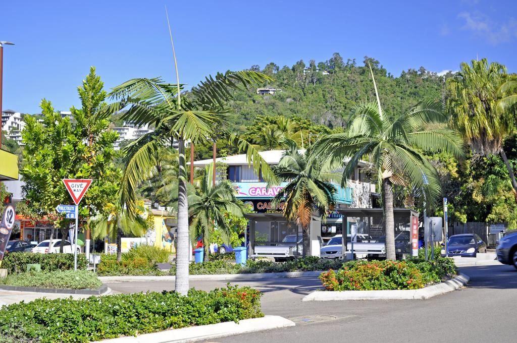 Colonial Court Beachfront Motel & Holiday Stay Airlie Beach Exterior foto