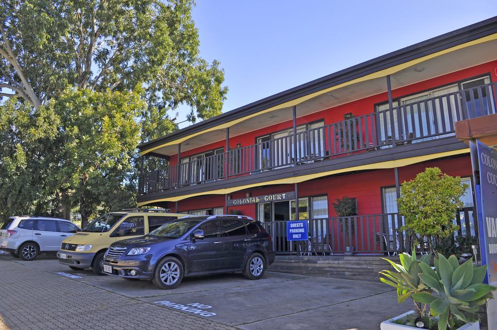 Colonial Court Beachfront Motel & Holiday Stay Airlie Beach Exterior foto