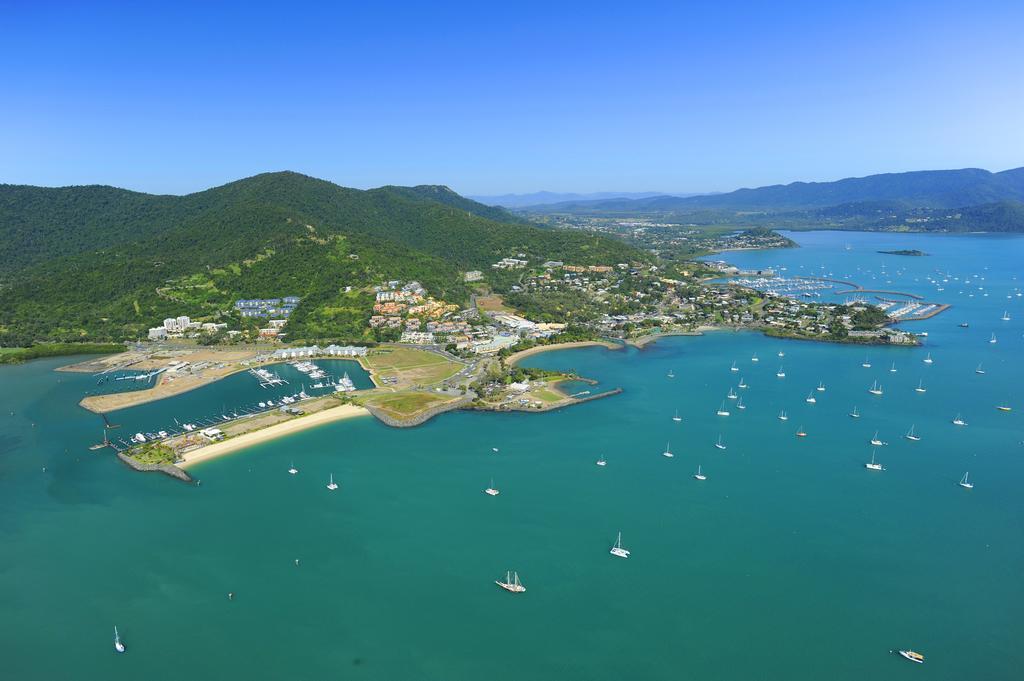 Colonial Court Beachfront Motel & Holiday Stay Airlie Beach Exterior foto