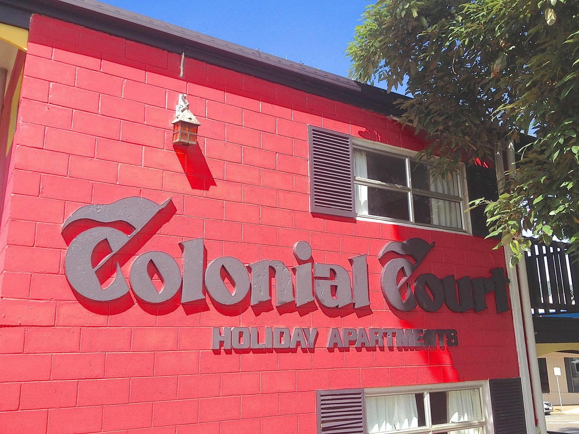 Colonial Court Beachfront Motel & Holiday Stay Airlie Beach Exterior foto