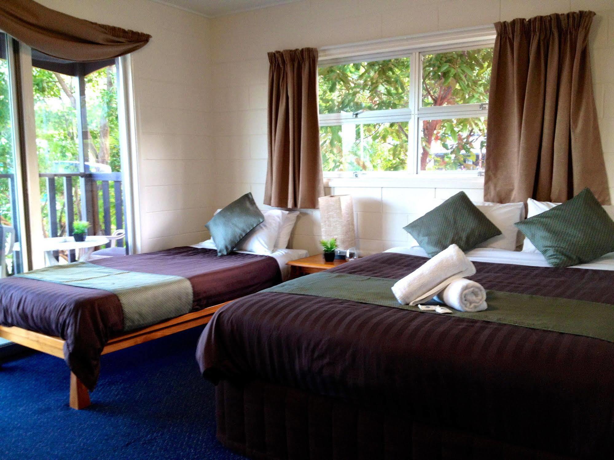 Colonial Court Beachfront Motel & Holiday Stay Airlie Beach Exterior foto