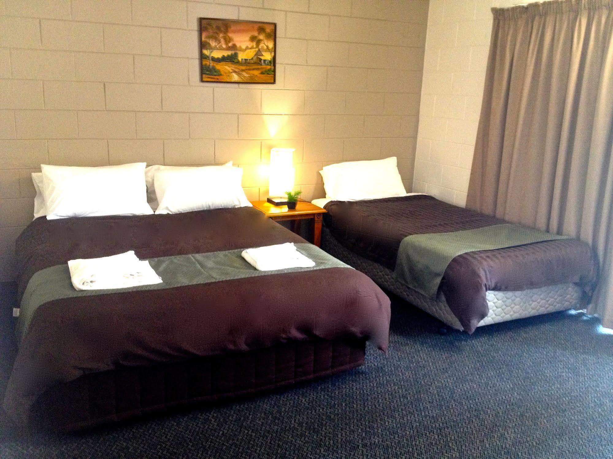 Colonial Court Beachfront Motel & Holiday Stay Airlie Beach Exterior foto