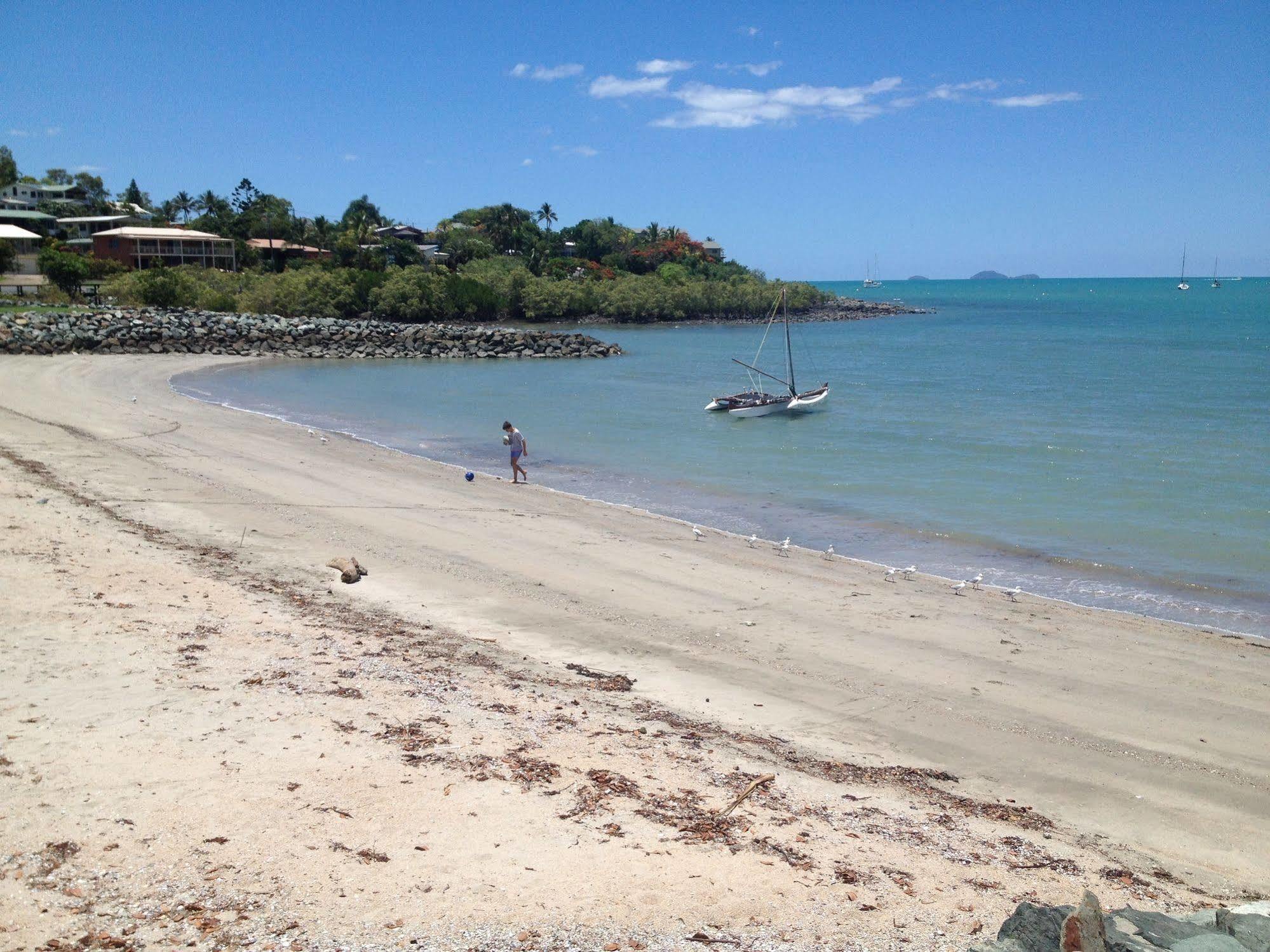 Colonial Court Beachfront Motel & Holiday Stay Airlie Beach Exterior foto