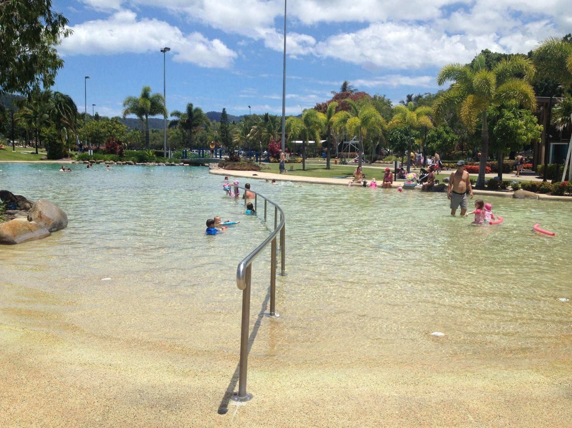 Colonial Court Beachfront Motel & Holiday Stay Airlie Beach Exterior foto