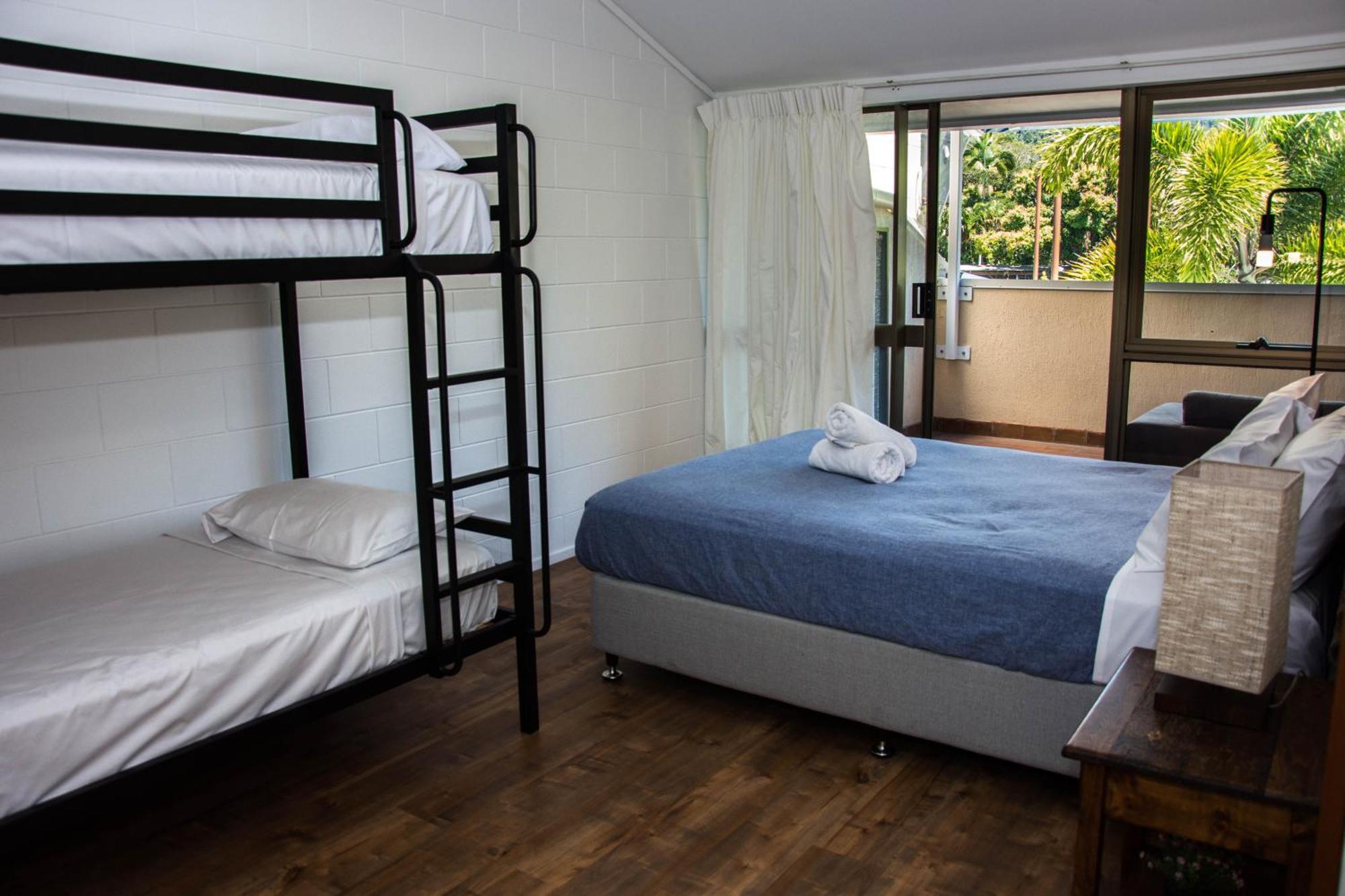 Colonial Court Beachfront Motel & Holiday Stay Airlie Beach Exterior foto