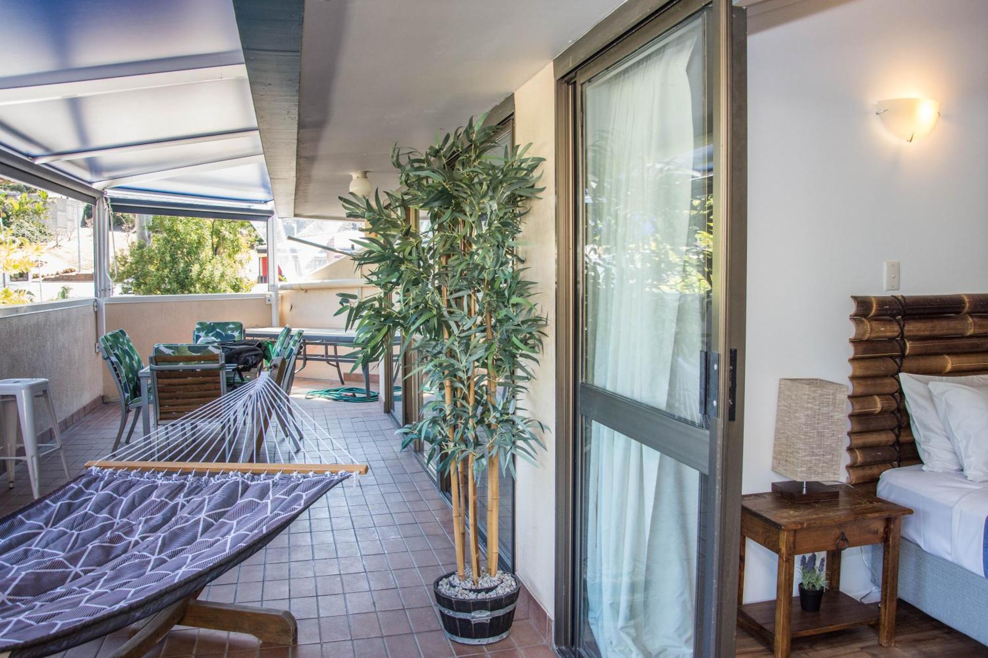 Colonial Court Beachfront Motel & Holiday Stay Airlie Beach Exterior foto