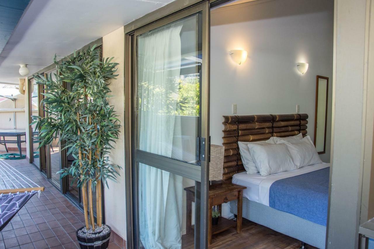 Colonial Court Beachfront Motel & Holiday Stay Airlie Beach Exterior foto