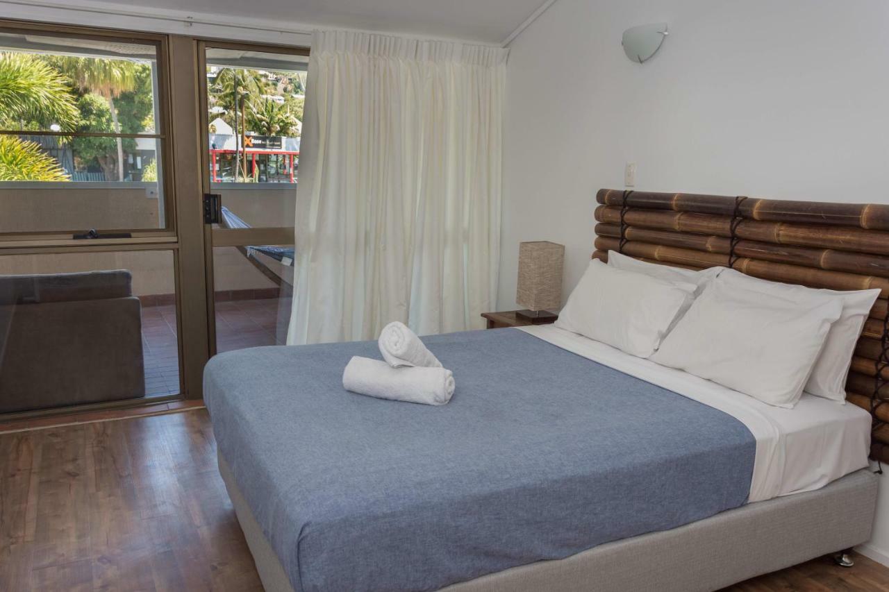Colonial Court Beachfront Motel & Holiday Stay Airlie Beach Exterior foto